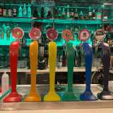 Una volta dentro ci dirigiamo verso il bancone, dove sono presenti sei spillatori di birra del colore delle sei tonalit� della bandiera arcobaleno simbolo �lgbt�